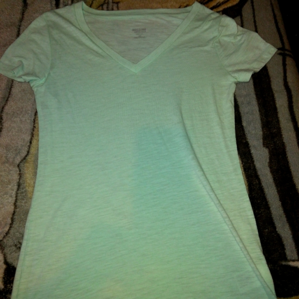 Women's v-neck short sleeve t-shirt